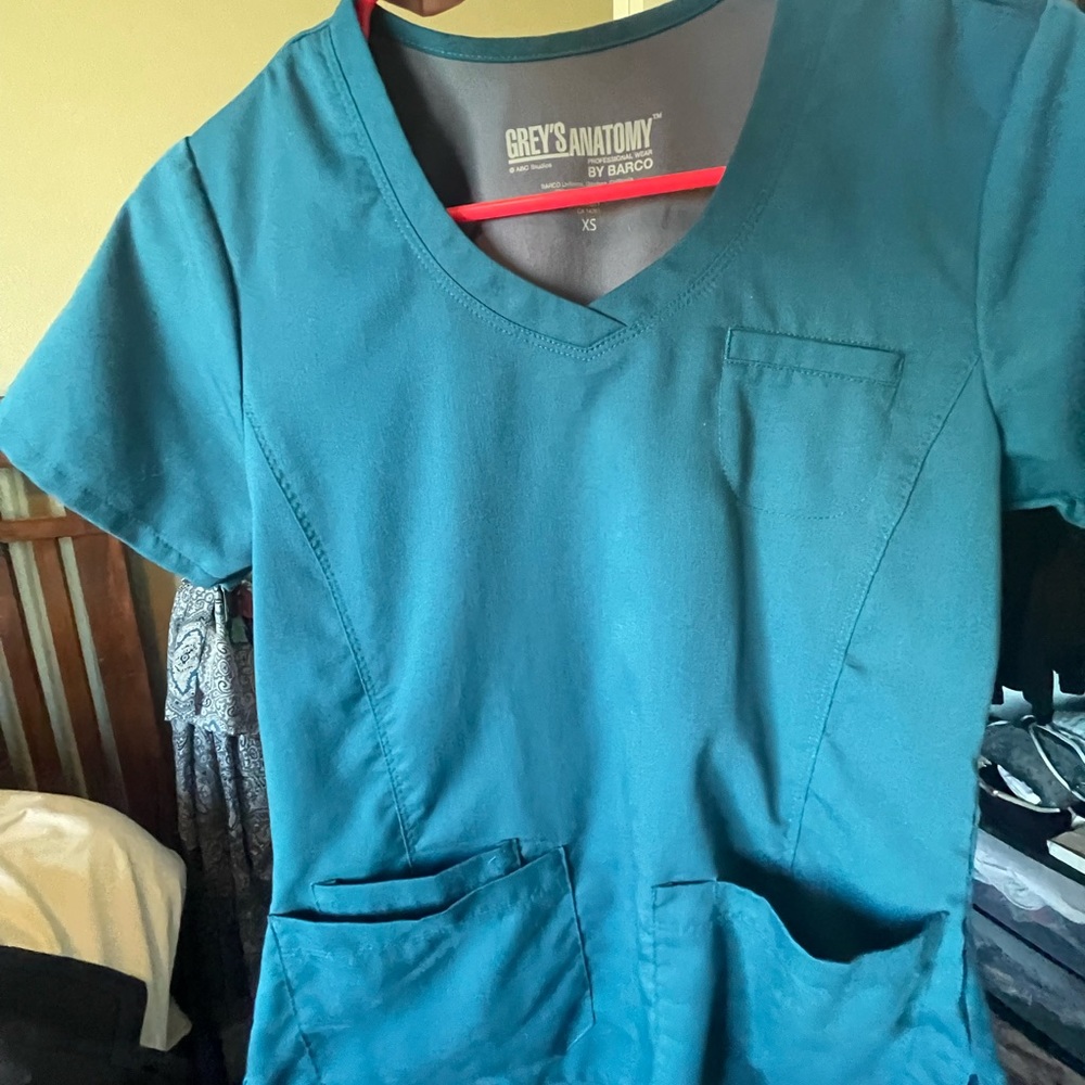 Scrub tops - Picture 3 of 3